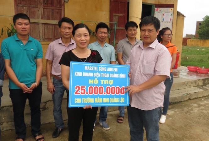 Cứu trợ lũ lụt thông qua báo Tiền Phong tiếp tục đến với người dân bị thiệt hại Trao 25 triệu đồng cho trường mầm non xã Quảng Lộc