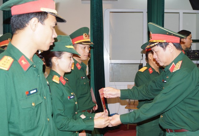 Đổi mới công tác thanh niên cấp cơ sở và toàn quân Lãnh đạo Ban Thanh niên Quân đội, Trường Sĩ quan Chính trị trao Giấy chứng nhận cho học viên lớp bồi dưỡng