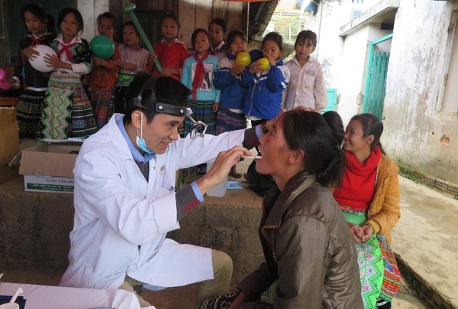 Bệnh viện Hồng Ngọc khám bệnh miễn phí cho hộ nghèo vùng cao Bệnh viện Hồng Ngọc khám bệnh miễn phí cho hộ nghèo vùng cao