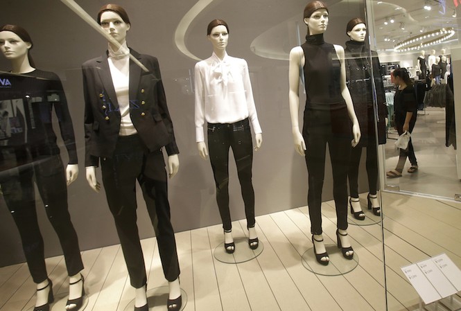 Kẻ trộm giả làm mannequin, cuỗm hàng loạt quần áo đắt tiền Ảnh minh họa