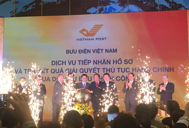 Người dân có thể thuê bưu điện làm thủ tục hành chính Phó Thủ tướng Chính phủ Vũ Đức Đam và lãnh đạo một số bộ, ngành khởi động dịch vụ tiếp nhận hồ sơ và trả kết quả giải quyết thủ tục hành chính qua dịch vụ bưu chính công ích sáng nay. Ảnh: Nguyễn Hoài