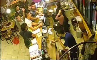 Chủ tịch Hà Nội yêu cầu điều tra vụ khách nhậu đánh nữ nhân viên Ảnh cắt từ clip