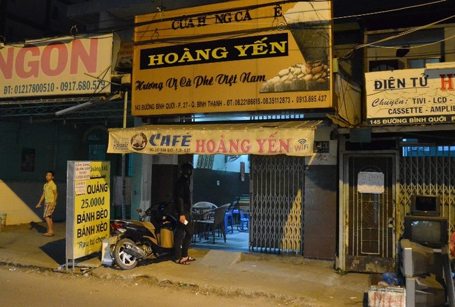 Nam thanh niên bị đâm gục trong quán cà phê Hiện trường vụ việc.