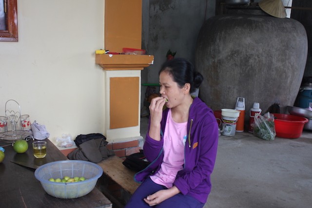 Thực đơn kỳ lạ của người phụ nữ bỏ cơm suốt 15 năm Suốt 15 năm qua, củ quả vị chua trở thành bữa ăn qua ngày của chị Thanh.