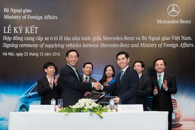 25 xe sang S-Class đã sẵn sàng cho sự kiện APEC Lễ ký kết hợp đồng giữa ông Trần Thanh Huân, Cục Trưởng Cục Quản trị Tài vụ - Bộ Ngoại giao (hàng trên, bên trái) và ông Choi Duk Jun, Giám đốc Điều hành khối xe Du lịch Mercedes-Benz tại Việt Nam