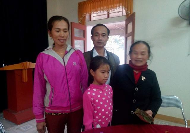 Học sinh lớp 4 trả lại 40 triệu đồng cho người đánh rơi Em Nguyễn Thị Lan Anh trả lại tiền cho bà Nguyễn Thị Truyền.