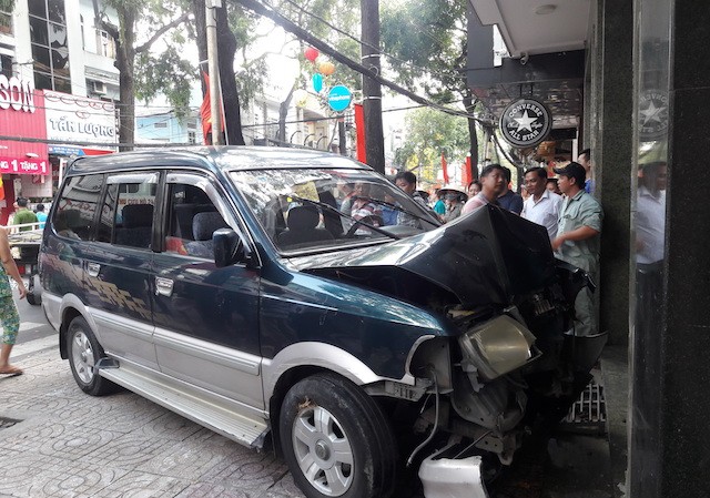 Tránh 2 xe máy, xe ô tô 7 chỗ đâm thẳng vào nhà dân Chiếc xe ô tô hư hỏng nặng