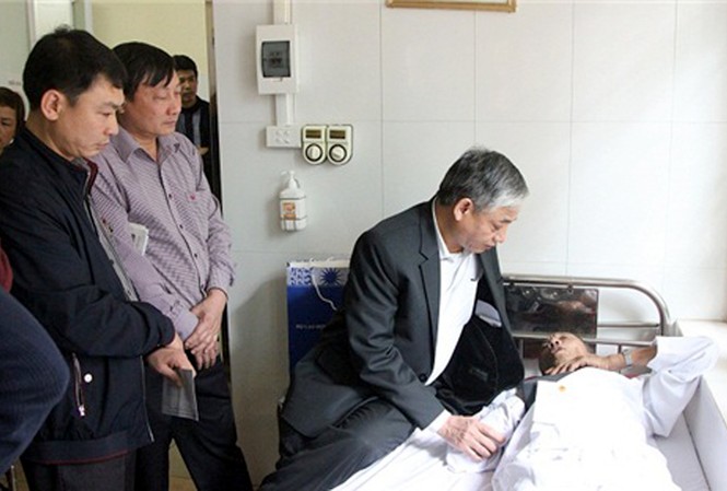Bộ Lao động lên án vụ cựu binh bị đánh sau va chạm giao thông Thứ trưởng LĐ-TB&XH Doãn Mậu Diệp thăm hỏi, tặng quà thương binh Hoàng Tiến Vin bị hành hung đang nằm điều trị tại Quân y Viện 103. (Ảnh: Molisa)