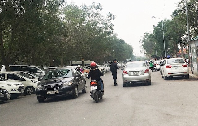 Triệu tập chủ doanh nghiệp và nhân viên 'bãi xe lậu' Linh Đàm Cty Ngọc Diệp phải xoá bỏ các điểm trông xe dưới lòng đường từ ngày 7/2 do không được cấp phép.