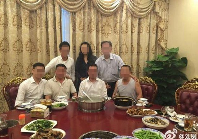 Điều tra cáo buộc quan chức ăn thịt tê tê Các quan chức tươi cười bên bàn tiệc được cho là có món thịt tê tê.