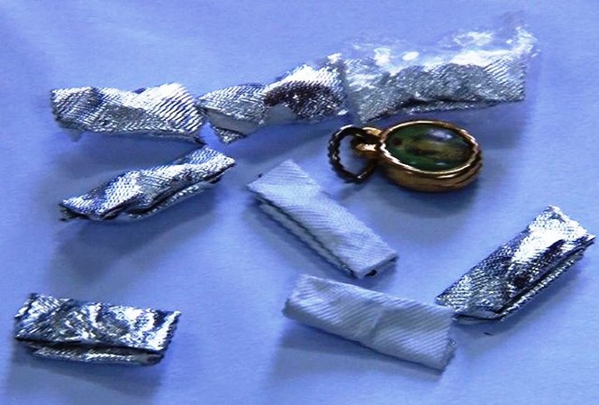 Bắt quả tang thanh niên bán ma túy cho con nghiện Tang vật ma túy công an thu giữ được từ trên người Lê Chí Lợi. Ảnh: T.Bình
