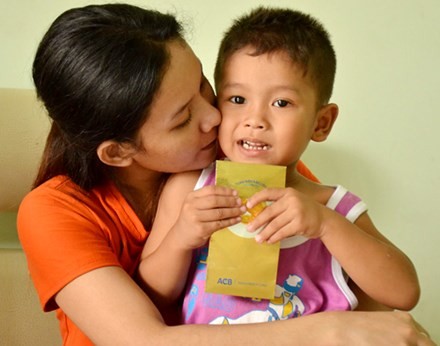 Tống đạt cáo trạng vụ “3 lần mở tòa vẫn không thể xử” VKS vẫn giữ quan điểm truy tố Trạch Thị Bé Trúc dù Tòa 3 lần không xử được. Ảnh: Tân Châu