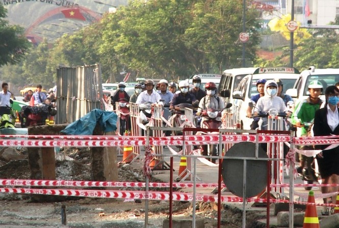 TPHCM phân luồng lại giao thông cửa ngõ Tân Sơn Nhất Cửa ngõ Tân Sơn Nhất bị rào chắn để xây cầu vượt.