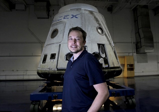 Hai người giấu tên chi bộn tiền để bay quanh Mặt trăng Ông Elon Musk - Giám đốc điều hành SpaceX đứng trước khoang đổ bộ (capsule) Dragon. Ảnh: TNS