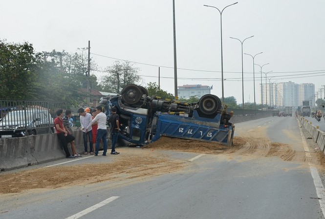 Xe tải lật ngửa trên dải phân cách, tài xế trọng thương Hiện trường tai nạn.