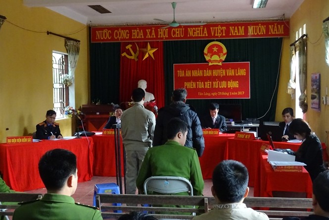 Ông nội 81 tuổi ra tòa vì cháu rủ đi bán ma túy Ông cháu cùng ra tòa, lĩnh án. Ảnh: Thu Hồng