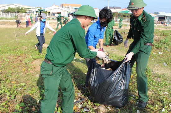 Chiến sĩ biên phòng ra quân làm sạch biển Chiến sĩ biên phòng ra quân làm sạch biển