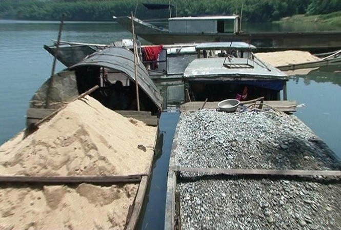 Bắt quả tang 10 thuyền máy hút trộm cát trên sông Hương Lực lượng CSGT đường thủy Công an TT-Huế vừa mới bắt quả tang 3 thuyền lớn hút trộm cát trên thượng nguồn sông Hương đoạn qua xã Thủy Bằng, thị xã Hương Thủy.
