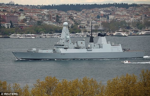 Anh điều chiến hạm tới Biển Đen để cảnh báo Nga? Tàu khu trục HMS Daring của Hải quân Hoàng gia Anh đi ngang Istanbul (Thổ Nhĩ Kỳ) trên đường đến biển Đen. Ảnh; Reuters