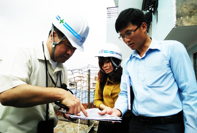 Lún nứt đất nguy hiểm ở Đà Lạt: Chuyên gia Nhật nhập cuộc Chuyên gia Nhật Bản Kanno Takami (bìa trái) tại hiện trường