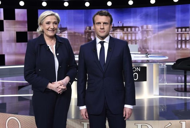 Sau tranh luận trên truyền hình, ông Macron tiếp tục giành thiện cảm Ông Emmanuel Macron và bà Marine Le Pen xuất hiện trong trường quay tại buổi tranh luận trực tiếp tối 3/5. Ảnh: Reuters