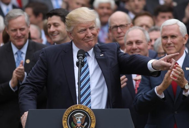 Hạ viện Mỹ đồng ý bãi bỏ Obamacare, ông Trump thắng lớn Tổng thống Donald Trump vui mừng phát biểu ở Vườn Hồng của Nhà Trắng sau khi Hạ viện đồng ý bãi bỏ Obamacare. Ảnh: Reuters