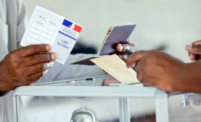 Cử tri Pháp ở nước ngoài bắt đầu bỏ phiếu bầu Tổng thống Cử tri bỏ phiếu ở vùng lãnh thổ Guiana (Nam Mỹ) thuộc Pháp. Ảnh: AFP