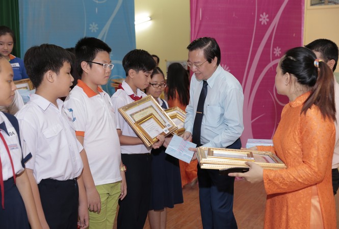 Ai sẽ đại diện cho TPHCM đi thi toán ở Bắc Kinh Ông Lê Hồng Sơn, giám đốc Sở GD&ĐT TPHCM trao giải thưởng cho học sinh tham dự cuộc thi “Toán học – Tư duy và Thực tiễn” lần 2-2017. .