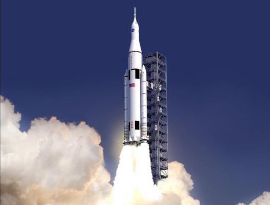 NASA từ chối yêu cầu ‘đưa người lên mặt trăng’ của ông Trump Hình ảnh mô phỏng tàu vũ trụ SLS được phóng lên từ Trung tâm Vũ trụ Kennedy (Florida, Mỹ). Ảnh: NASA
