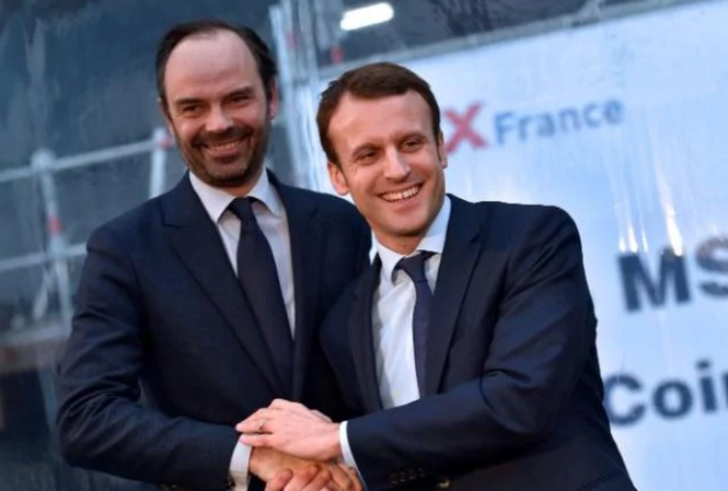 Quyết định liều lĩnh và khó hiểu của Tổng thống Pháp Macron? Ông Macron bắt tay Philippe vào năm 2016 khi ông này còn là Thị trưởng thành phố Le Havre. Ảnh: AFP