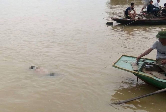 Tá hỏa nhìn thấy đôi nam nữ nhảy cầu tử tự lúc sáng sớm Thi thể nạn nhân nam được tìm thấy.