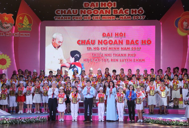 TPHCM tuyên dương 350 bông hoa tiêu biểu Cháu ngoan Bác Hồ . Các vị lãnh đạo TPHCM và Trung ương Đoàn trao Biểu trưng Cháu ngoan Bác Hồ cho các em đội viên tiêu biểu