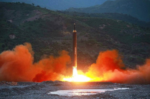 NÓNG: Triều Tiên tiếp tục thử tên lửa đạn đạo Tên lửa Hwasong-12 được Triều Tiên phóng hồi cuối tuần trước. Ảnh: Yonhap