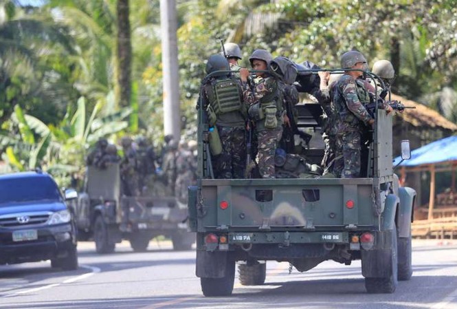 Tổng thống Philippines cân nhắc mở rộng lệnh thiết quân luật Quân đội chính phủ Philippines đang giao tranh dữ dội với phe nổi dậy tại thành phố Marawi, thuộc nhóm đảo Mindanao. Ảnh: Reuters