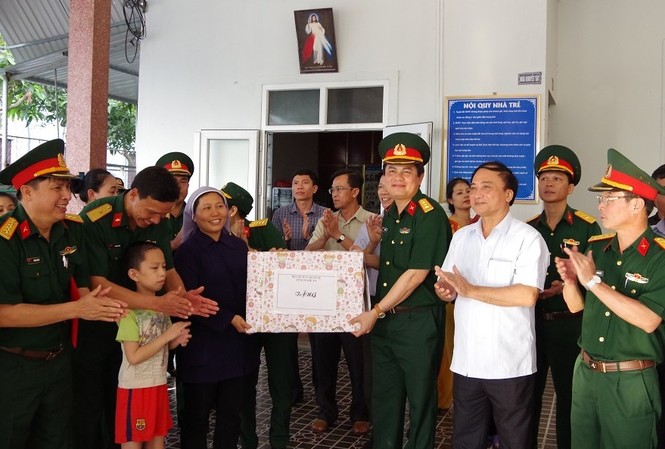 Đổi mới giáo dục chính trị tư tưởng Bộ Chỉ huy Quân sự tỉnh Nghệ An tặng quà cho Trung tâm nuôi dưỡng trẻ khuyết tật và mồ côi tại Giáo họ Tân Hương, Giáo xứ Bố Sơn