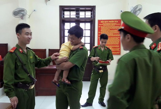 Lạng Sơn: Vợ chồng bị cáo hầu tòa, công an trở thành “bảo mẫu” bất đắc dĩ Cảnh sát trở thành “bảo mẫu” bất đắc dĩ. Ảnh: ĐP