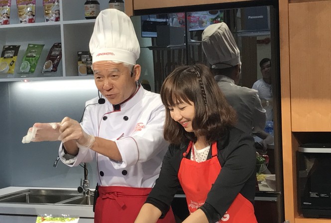 Khai trương trung tâm đào tạo ẩm thực miễn phí tại Hà Nội Tổng Giám đốc Cty Ajinomoto Việt Nam trực tiếp hướng dẫn nấu món ăn tại Ajinomoto Cooking Studio.