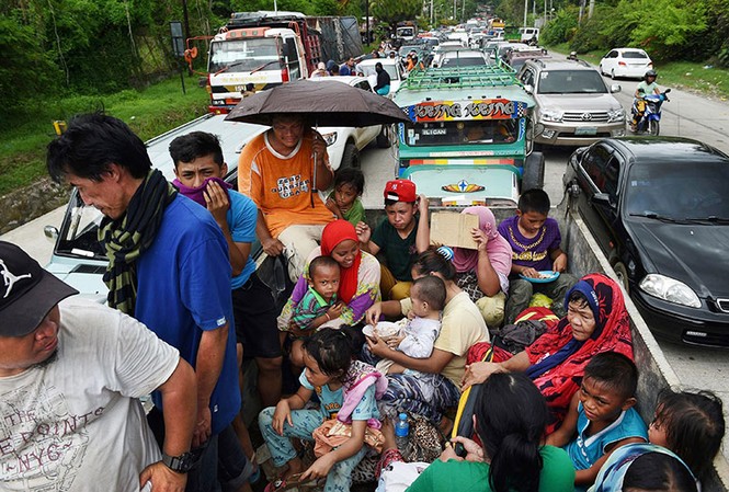 Philippines: 30 công dân kêu cứu vì bị khủng bố bắt làm con tin Người dân sơ tán khỏi thành phố Marawi. Ảnh: AFP