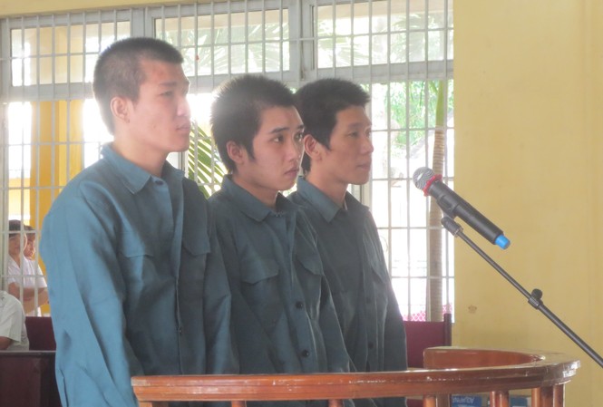 Phạt tù 3 đối tượng cầm đầu vụ 195 học viên cai nghiện trốn trại 3 bị cáo cầm đầu kích động học viên trốn trại. Ảnh: L.N