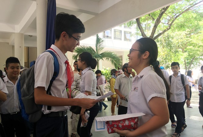 Thi vào lớp 10: Dễ kiếm điểm 7 môn Ngữ Văn với “Chiếc lược ngà” Thí sinh tại điểm thi trường THPT Phan Châu Trinh cười tươi vì làm tốt bài thi môn Ngữ Văn. Ảnh: Thanh Trần.