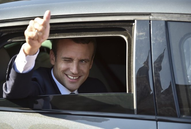 Đảng non trẻ của Tổng thống Macron giành chiến thắng lịch sử Tổng thống Emmanuel Macron rời nhà đến điểm bỏ phiếu hôm qua, 18/6. Ảnh: AFP