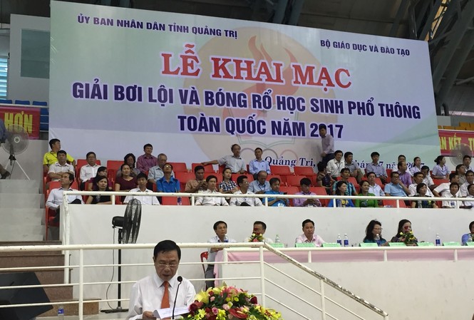 Khai mạc Giải bơi lội và bóng rổ học sinh THPT toàn quốc Phó Chủ tịch Thường trực UBND tỉnh Quảng Trị, Trưởng Ban tổ chức Giải phát biểu tại lễ khai mạc.