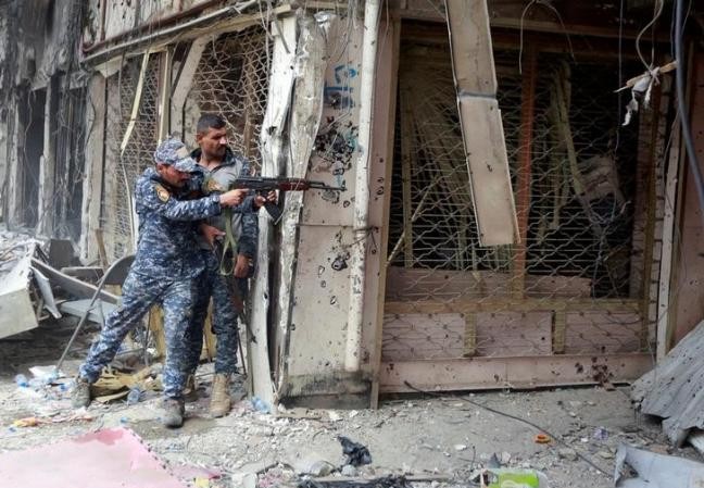 Iraq tuyên bố sẽ đánh bật IS khỏi Mosul trong vài giờ tới Binh sĩ Iraq tìm diệt chiến binh IS tai Mosul hôm 7/7. Ảnh: Reuters