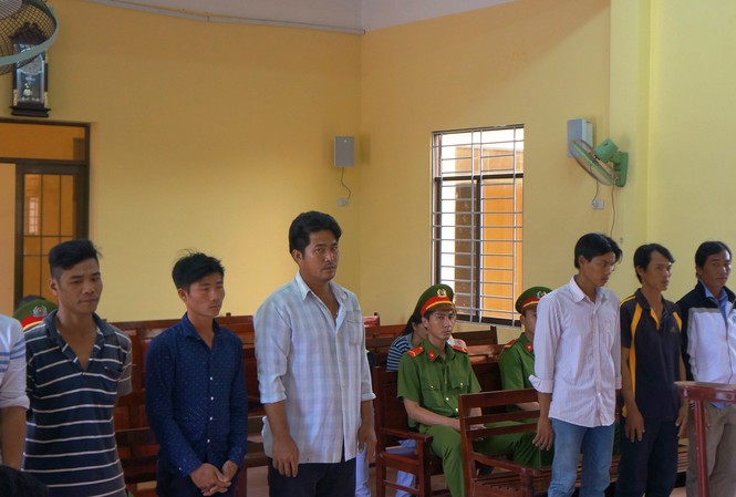 9 bị cáo trộm sò huyết bị phạt tù và bồi thường 26 triệu đồng Những bị cáo nghe tuyên án