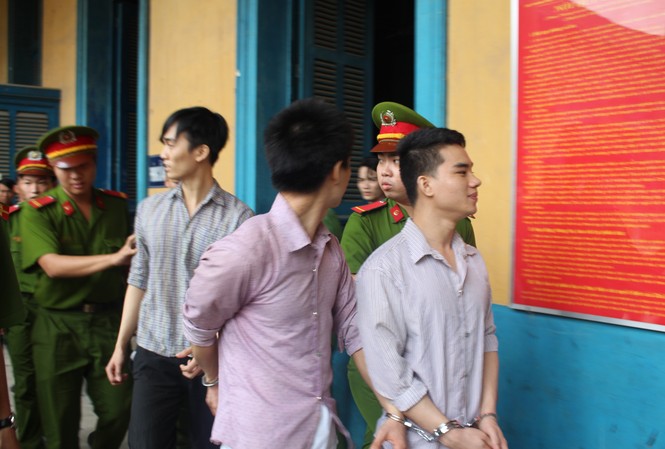 Nam nhân viên quán ăn bị đâm chết giữa trung tâm Sài Gòn Các bị cáo tại phiên tòa phúc thẩm ngày 18/7. Ảnh: Tân Châu