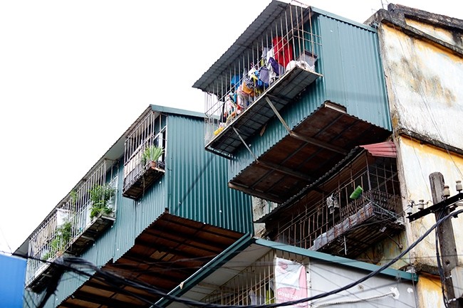 Hiểm họa cháy nổ từ chung cư “chuồng cọp” Khu tập thể E2 Thành Công bị nhiều người dân cơi nới 'chuồng cọp' gây mất mỹ quan. Ảnh: Như Ý