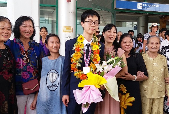 Huế hân hoan đón “Khủng long vàng” đạt giải Olympic Sinh học Người nhà, bạn bè, thầy cô vỡ òa niềm vui trước thành tích đặc biệt mà Trương Đông Hưng mang về cho Trường Quốc học Huế.