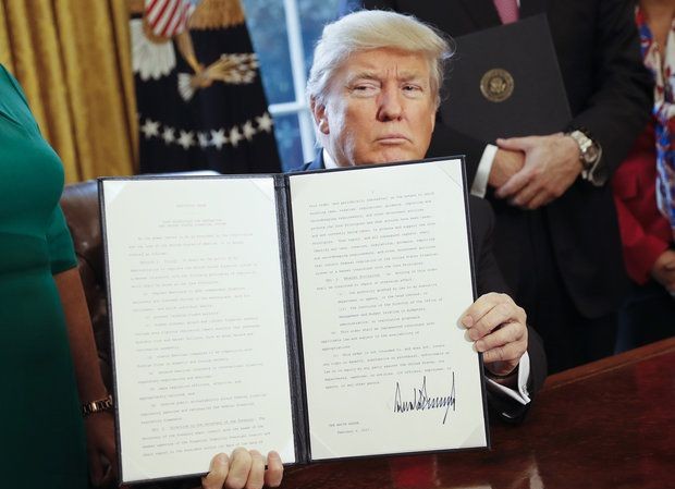 Tổng thống Mỹ ký luật trừng phạt Nga, Iran, Triều Tiên Tổng thống Mỹ Donald Trump kí một văn bản hồi tháng 2. Ảnh: AP