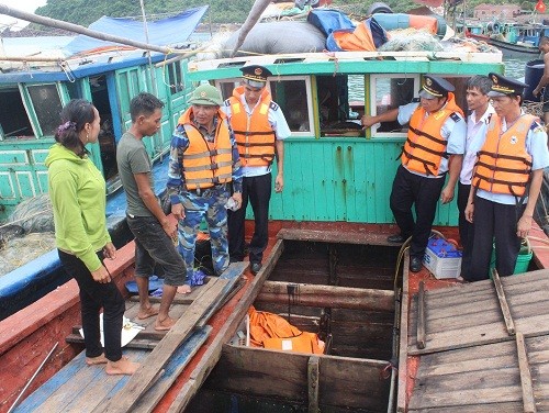 5 giờ căng thẳng cứu hộ tàu cá Quảng Ninh bị bục trên biển Lực lượng chức năng cứu hộ thành công tàu cá gặp nạn.