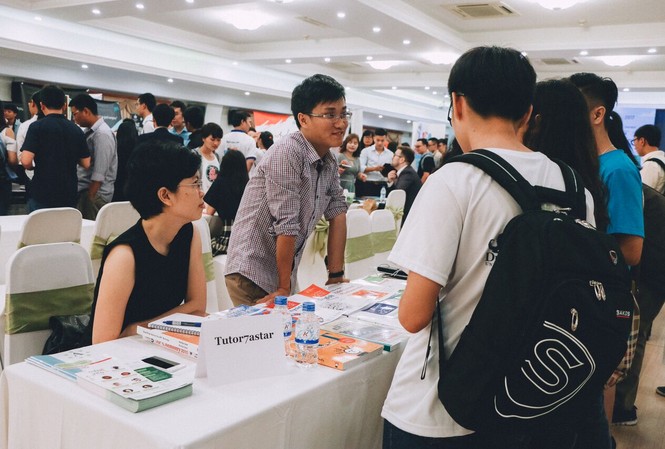 Ào ạt đi du học, mỗi năm cha mẹ Việt chi bao tiền cho con? Học sinh và phụ huynh nghe tư vấn du học trong một buổi hội thảo